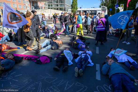 Die in bei Straßenblockade für den Abbau fossiler Subventionen. Klimaaktivist*innen von Extinction Rebellion, der Letzten Generation und Scientist Rebellion fordern den Stopp fossiler Subventionen. Straßenbesetzung an der Elsenbrücke/S-Bahn-Treptower Park, Berlin, 15.09.2024