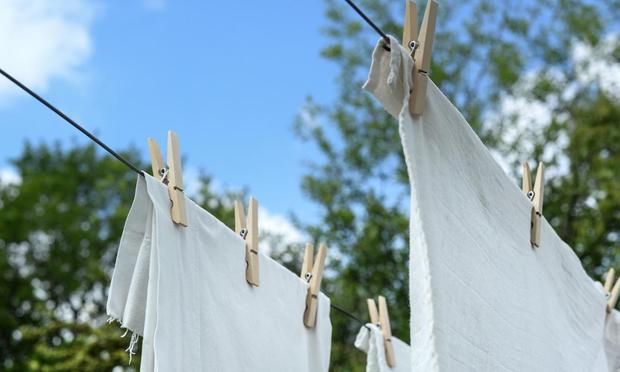 Ropa blanca tendida al sol. ()