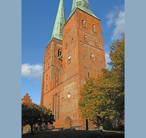 Die Westseite des Doms mit den zwei Kirchtürmen.