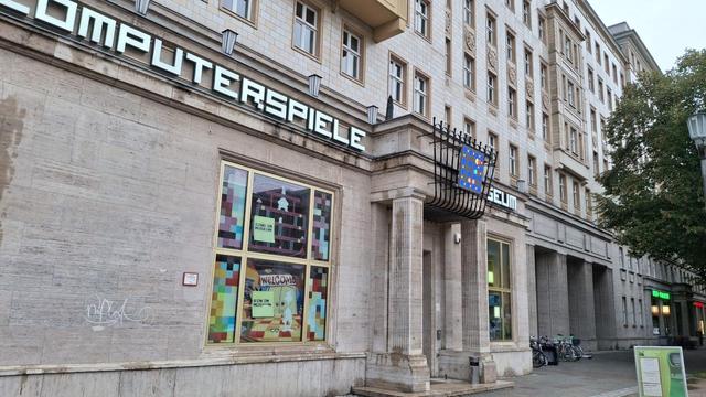 Eingang zum Computerspielemuseum Berlin, in dessen Eingangsbereich die Sonderausstellungen zu sehen sind.