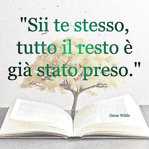 L'immagine digitale riproduce un albero fiorito che sboccia dalle pagine centrali di un libro aperto. In primo piano la scritta: "Sii te stesso, tutto il resto è già stato preso. Oscar Wilde".