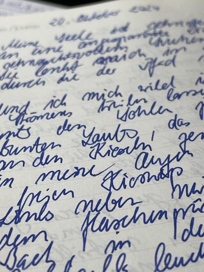 Eine Seite aus meinem Notizbuch, darauf mit blauer Tinte gekritzelt die Gedanken, Wörter und Eindrücke, aus denen dieses Gedicht heute gewachsen ist.