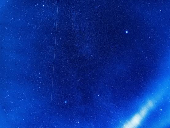 A starry night sky filled with numerous stars against a deep blue background, featuring a faint streak, likely a satellite or shooting star.

Gwiaździste nocne niebo wypełnione licznymi gwiazdami na ciemnoniebieskim tle, ze słabą smugą, prawdopodobnie satelitą lub spadającą gwiazdą.