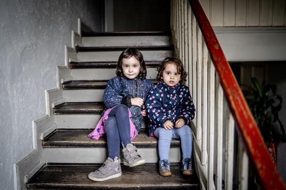 Kinder auf der Treppe - Photo: Schindelbeck