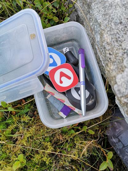 Le Géocaching est une activité de plein air consistant à retrouver dans la nature, à l'aide d'un GPS ou d'un smartphone, des boites cachées par d'autres personnes.
En photo ici, une boite assez grande et étanche, style Tupperware, avec des goodies, un stylo et un logbook bien protégés.