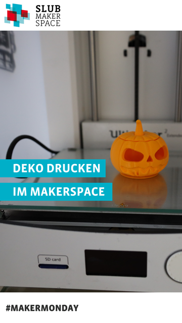 Kürbis in Neon-Orange steht auf dem 3D-Drucker.