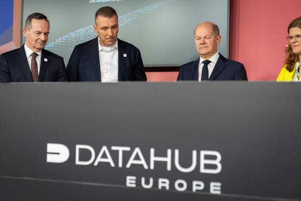 Volker Wissing mit dem Bundeskanzler auf einem Rundgang auf dem Digitalgipfel.