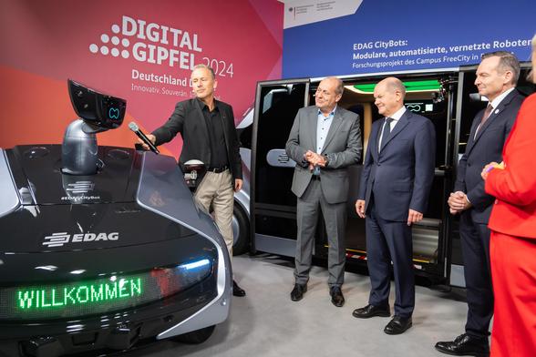 Volker Wissing mit dem Bundeskanzler auf einem Rundgang auf dem Digitalgipfel.