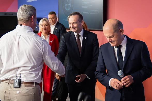 Volker Wissing mit dem Bundeskanzler auf einem Rundgang auf dem Digitalgipfel.