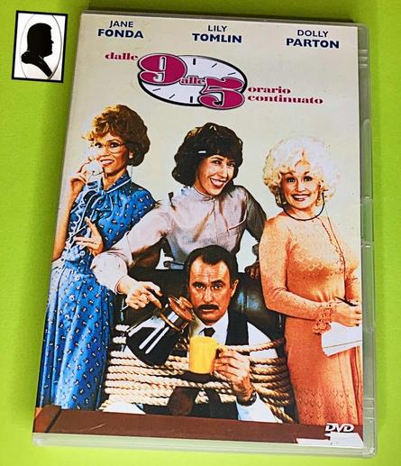 La foto ritrae la copertina del dvd del film con le tre protagoniste Jane Fonda, Lily Tomlin e Dolly Parton che, sorridendo, tengono legato ad una poltrona il loro capo, impersonato da Dabney Coleman.