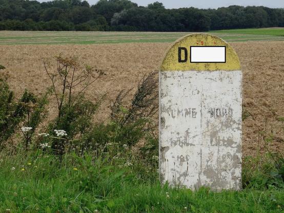 Borne de signalisation de changement de département (ici le Nord et la Somme)