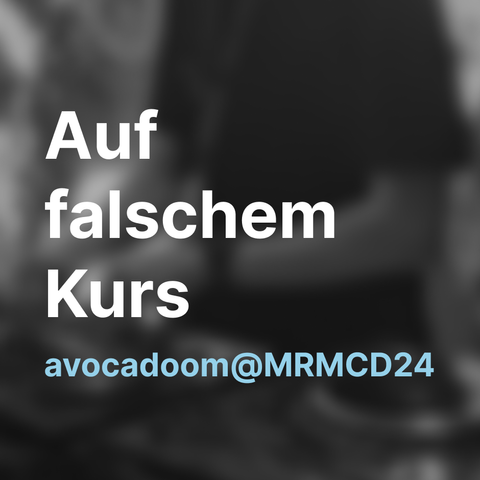 Quadratisches Thumbnail mit dem Titel: "Auf falschem Kurs - avocadoom@MRMCD24"

Im Hintergrund unscharf eine Person an einem DJ Setup.