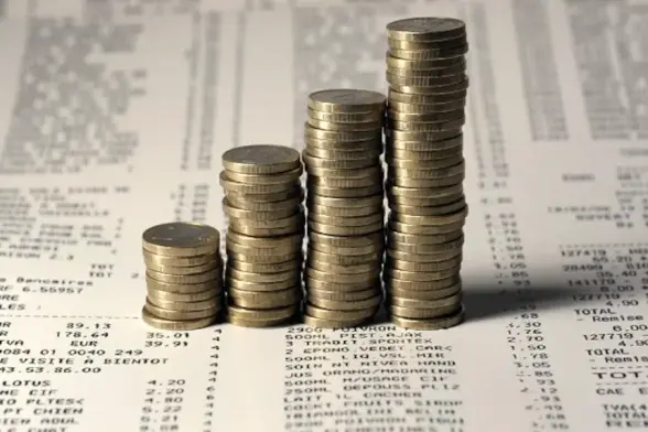 Pile di monete se dei conti