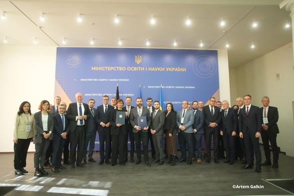 Gruppenbild der Delegationen der Bundesministerin und ihres ukrainischen Amtskollegen