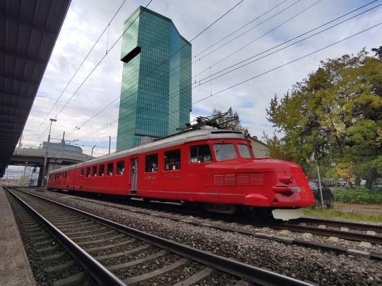 Der rote Pfeil am Bahnhof Hardbrücke vor dem Primetower