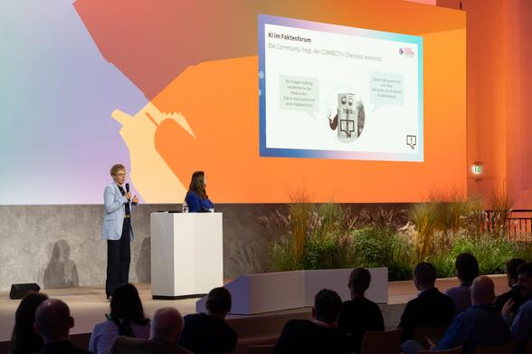 Caroline Lindekamp und Anna Süß von CORRECTIV.Faktenforum auf der Civic Coding-Bühne beim Digital-Gipfel 2024 in Frankfurt.
