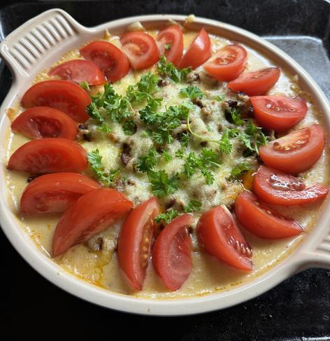 Kinakål i form. Dandert med tomatbåter i sirkel langs kanten, og kruspersille i midten.