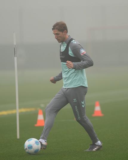 Niklas Stark am Ball beim Individualtraining.