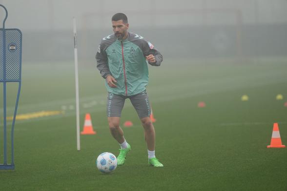 Anthony Jung am Ball beim Individualtraining.