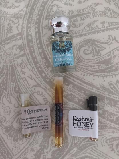 Frasco de Eternal Ankh, con otros tres viales de Kashmir Honey, Noir Mytheryum y Black Vines & Incense.