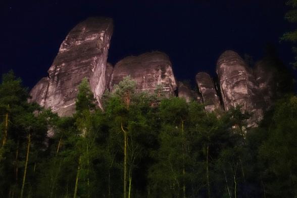 Die Sandsteinwand hinter der Bühne am Abend
