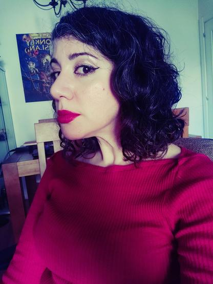 Yo con eye liner cat eye y un jersey rojo