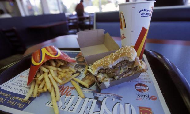 Bandeja con uno de los menús que vende McDonald's en sus restaurantes. (James Leynse)