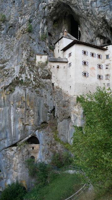 Eine Burg in einer Felswand.