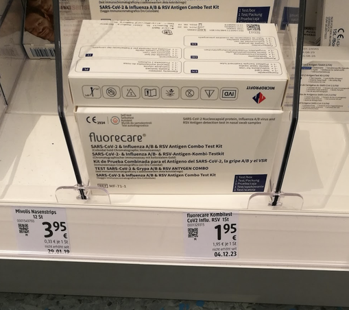 foto von einem Regal in einem dm Drogeriemarkt. Das Foto konzentriet sich auf die Fluorecare Kombitests, die dort €1,95 kosten. Angeblich hat sich der Preis seit dem 4.12.23 nicht geändert.
