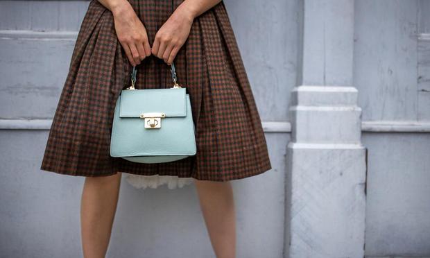 Una mujer lleva un bolso (Miodrag Ignjatovic vía Getty Images)