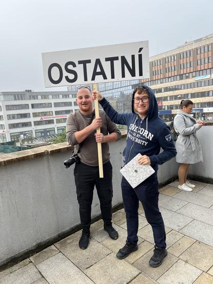Já a kameraman aftermovie Franta Dohnal s cedulí "OSTATNÍ", což je označení jednoho z odborů krajského úřadu. 

Já v mikině Unicorn Univeristy a Macbookem. Franta s foťákem.