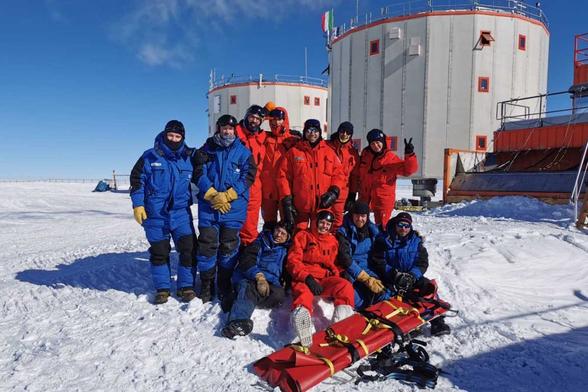 Il team davanti alla base italo-francese #Concordia in #Antartide