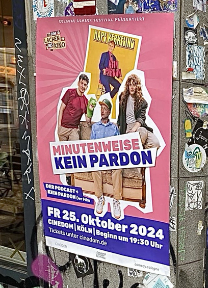 Das Poster zur Veranstaltung klebt an einer Wand.