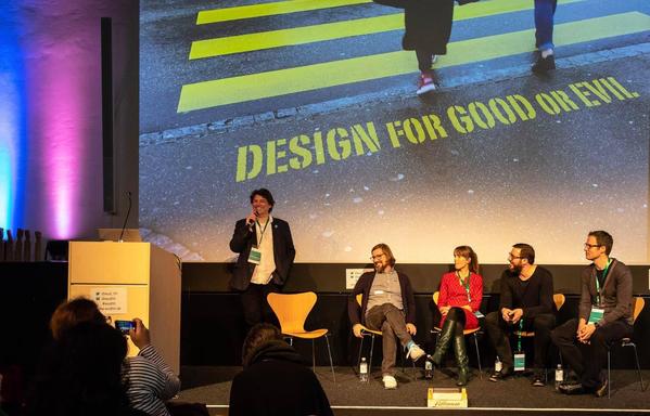Panel mit 5 Leuten. Im Hintergrund ein Zebrastreifen mit den Worten: Design for Good or Evil.