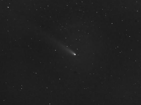 Image of a comet with a bright tail, surrounded by countless stars against a dark sky.

Obraz komety z jasnym ogonem, otoczonej niezliczonymi gwiazdami na tle ciemnego nieba.
