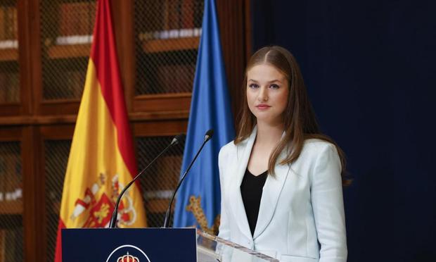 Leonor, durante su discurso tras recibir la Medalla de Asturias (GTRES)