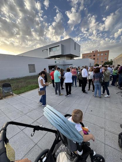 Centro de salud rodeado de personas que se preparan para marchar en la manifestación contra el deterioro de la sanidad pública. Aparece también un bebé de espaldas en un carrito.