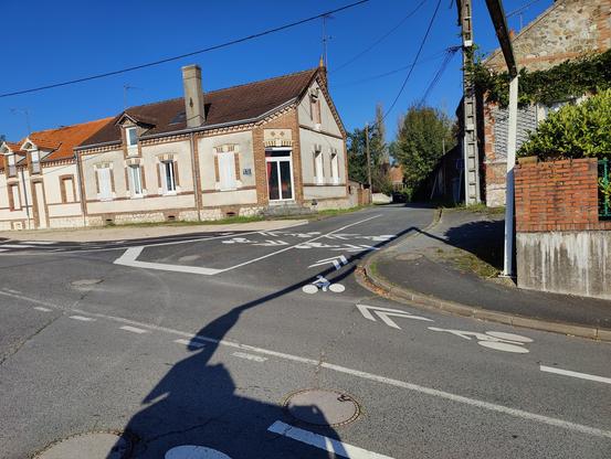 voie cyclable toute neuve, en montée après un passage sous une voie de chemin de fer qui fait 2 zig zag successifs à 90 degrés