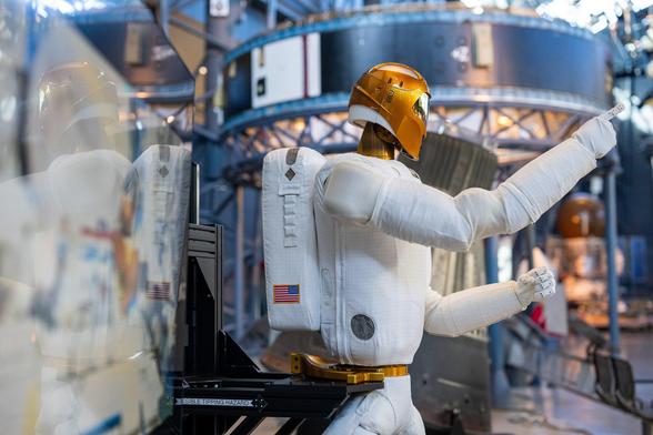 Robonaut_2_on_display_at_NASM_(NHQ202410240007).jpg