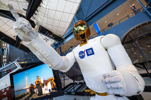 Robonaut_2_on_display_at_NASM_(NHQ202410240003).jpg