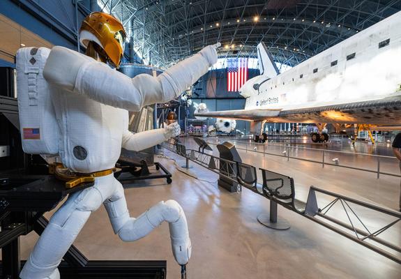 Robonaut_2_on_display_at_NASM_(NHQ202410240002).jpg