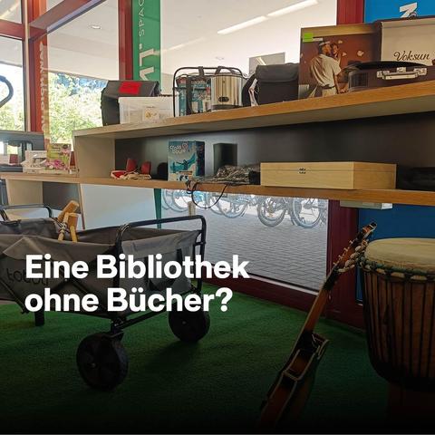 Auf dem Bild ist das Innere einer Bibliothek zu sehen. Zu erkennen sind viele unterschiedliche Dinge, die in Regalen liegen oder auf dem Boden stehen. Diese Dinge kann man ausleihen. Auf dem Bild steht: Eine Bibliothek ohne Bücher?