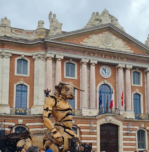 Un minotaure géant en bois devant le capitole, la mairie de Toulouse