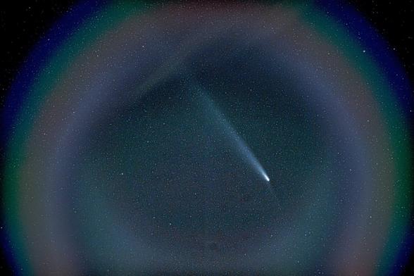DE: Die ganze Aufnahme. Die farbigen Kreise um den Komet könnten durch die Ränder und Linsenbrechung innerhalb des Zoom-Objektiv zustande gekommen sein.

EN: The whole image. The coloured circles around the comet could have been caused by the edges and lens refraction within the zoom lens.