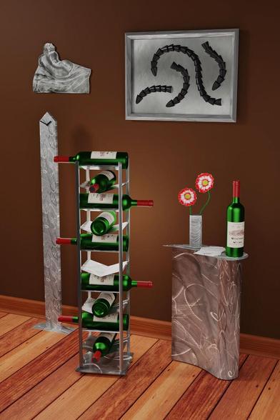 Ein Weinregal steht zwischen einer Standuhr in Form eines Obelisken und einem Postament in Tropfenform, auf dem Postament liegen Faltblätter zwischen einer Rotweinflasche und einer Vase mit zwei rotweißen Blüten . An der Wand dahinter hängt links ein Schliffbild und rechts eine Collage: In einem Rahmen aus Vierkantrohr und Stahlblech als Leinwand sind Rohrabschnitte in Schlangenlinien aufgeschweißt.

A wine rack stands between a floor clock in the shape of an obelisk and a drop-shaped pedestal, on the pedestal lie flyers between a bottle of red wine and a vase with two red and white flowers. On the wall behind it hangs a sanded picture on the left and on the right a collage: sections of pipe are welded in serpentine lines in a frame made of square tubing and sheet steel as a canvas.