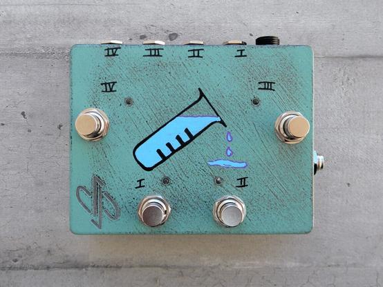 4 way instrument splitter-switcher, fully isolated, with foot-switches