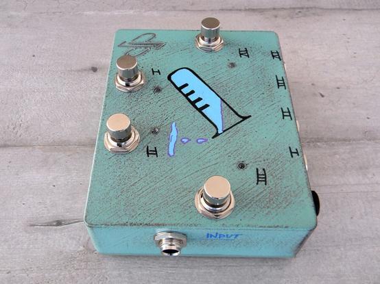 4 way instrument splitter-switcher, fully isolated, with foot-switches