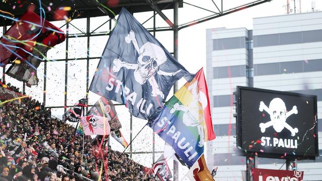 Eine Regenbogen-Fahne im Fanblock des FC St. Pauli © picture alliance / Selim Sudheimer | Selim Sudheimer