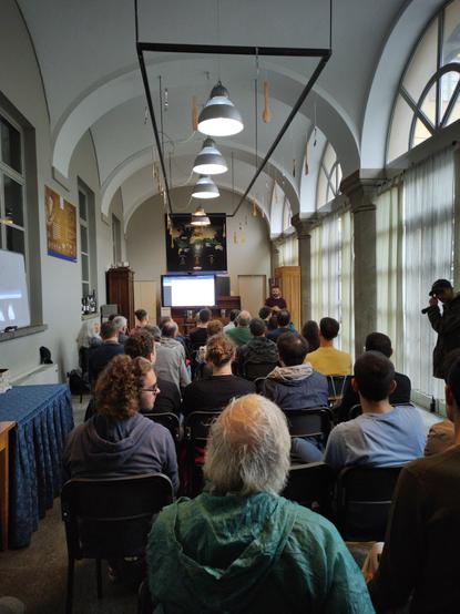 Persone sedute ad ascoltare un intervento al Linux Day Torino 2024