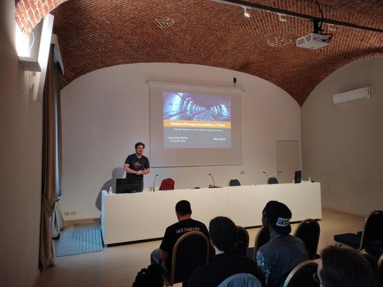 Aula con proiezione di una solide dell'intervento al Linux Day Torino 2024